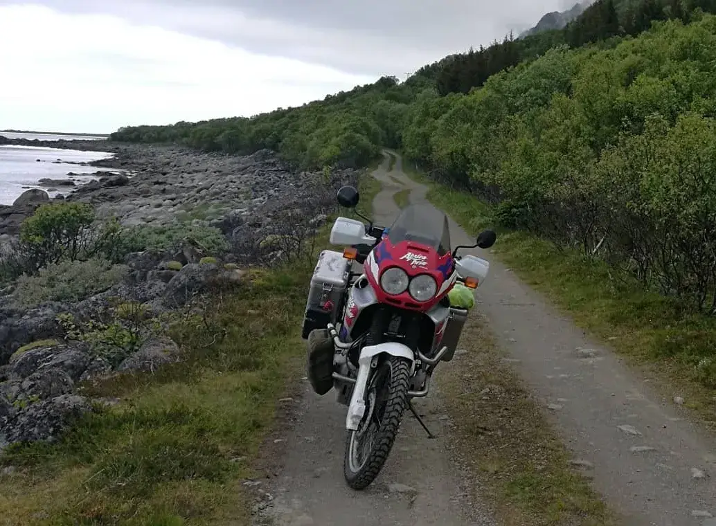 Motorrad auf einem Weg